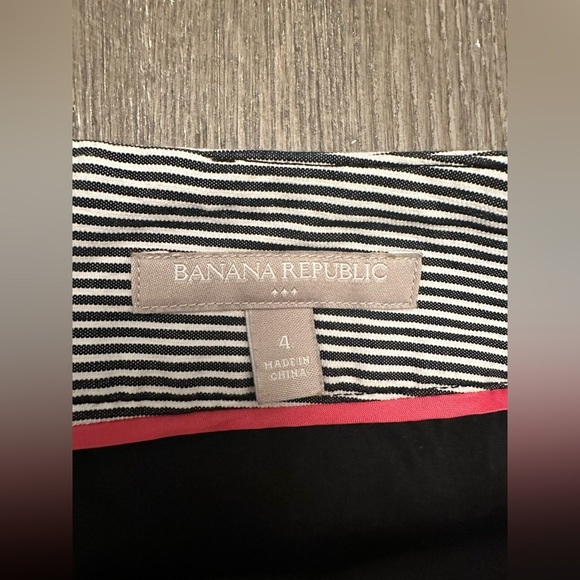 BANANA REPUBLIC NAVY AND WHITE STRIPED BUSINESS CASUAL SKIRT - Size 4 SKU:452 - Picture 2 of 6